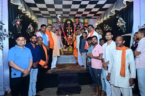 नवरात्रि पर उप मुख्यमंत्री विजय शर्मा ने पिपरिया में विभिन्न दुर्गा उत्सव समितियों के पंडालों में पहुंचकर की पूजा-अर्चना नवरात्रि पर उप मुख्यमंत्री विजय शर्मा ने पिपरिया में विभिन्न दुर्गा उत्सव समितियों के पंडालों में पहुंचकर की पूजा-अर्चना