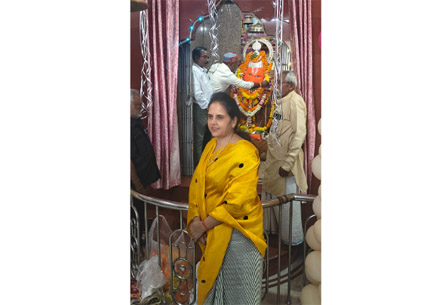 महापौर ने दक्षिणमुखी हनुमान मन्दिर में दशहरा पर पूजा -अर्चना कर नगरवासियों को सुख, समृद्धि हेतु प्रार्थना की महापौर ने दक्षिणमुखी हनुमान मन्दिर में दशहरा पर पूजा -अर्चना कर नगरवासियों को सुख, समृद्धि हेतु प्रार्थना की