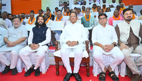 स्वामित्व योजना से ग्रामीणों को मिल रहा अपनी जमीन का मालिकाना अधिकार, वर्षों पुरानी व्यवस्था में आया ऐतिहासिक बदलाव स्वामित्व योजना से ग्रामीणों को मिल रहा अपनी जमीन का मालिकाना अधिकार, वर्षों पुरानी व्यवस्था में आया ऐतिहासिक बदलाव