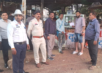 सिविक सेंटर में अवैध ठेला-गुमटियों के विरुद्ध निगम का अभियान सिविक सेंटर में अवैध ठेला-गुमटियों के विरुद्ध निगम का अभियान
