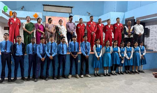 रायपुर में सारंग टीम ने स्कूली विद्यार्थियों को भारतीय वायु सेना में करियर बनाने के लिए किया प्रेरित रायपुर में सारंग टीम ने स्कूली विद्यार्थियों को भारतीय वायु सेना में करियर बनाने के लिए किया प्रेरित