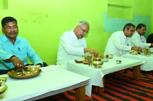 मुख्यमंत्री  भूपेश बघेल ने गोंड़पारा में रजक परिवार के घर पर चखा स्वादिष्ट छत्तीसगढ़ी व्यंजनों का स्वाद
