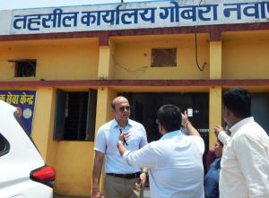 कलेक्टर डॉ  भुरे ने गोबरा नवापारा तहसील कार्यालय का आकस्मिक निरीक्षण किया