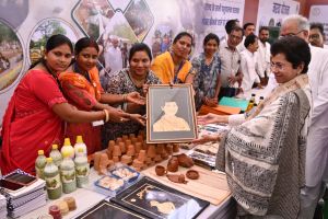  गौठान के महिला समूह ने मुख्यमंत्री श्री बघेल को गोबर से बनी पेंटिग एवं पूर्व केन्द्रीय मंत्री सुश्री शैलजा कुमारी को पैरा आर्ट भेंट की