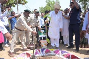 मुख्यमंत्री श्री बघेल ने रूरल इंडस्ट्रियल पार्क में लगे प्रसंस्करण केंद्र का अवलोकन किया