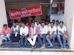बस स्टैंड पार्किंग-कन्हैया के नेतृत्व में दिया गया धरना