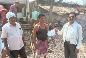 भिलाई निगम की टीम वार्ड एवं मोहल्ले में घूम-घूम कर गंदगी फैलाने वालों पर लगा रही है जुर्माना