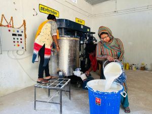  ग्रामीणों के जीवन में खुशहाली के रंग भर रहा गोबर से बना प्राकृतिक पेंट