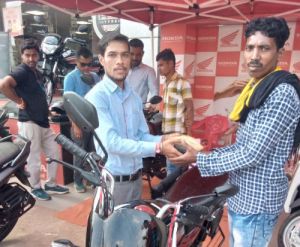   गोधन न्याय योजना से संवरा दशरथ का जीवन, आर्थिक संबलता का बना आधार,गोबर बेचकर खरीदी मोटर सायकल