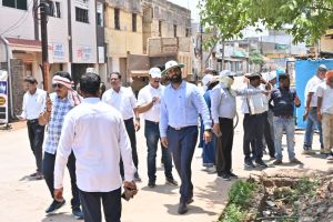  गंदगी फैलाने पर निगम ने होटल व्यवसायी से लिया 50 हजार रुपए जुर्माना, निर्माण एवं विध्वंस का मलबा सड़क पर बिखेरने वाले को लगा 10 हजार रुपए फाइन, निगम आयुक्त रोहित व्यास ने सफाई को लेकर वार्ड क्षेत्र का किया दौरा