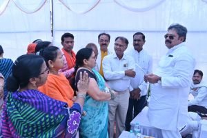  निगम तुहर द्वार अंतर्गत महापौर संग गोठ के तहत महापौर नीरज पाल ने वार्ड 15 अंबेडकरनगर में सुनी समस्याएं, लोगों की मांग पर सीसी रोड का होगा निर्माण तथा वर्षों से हो रही जलभराव की समस्या का होगा निदान