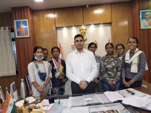  कलेक्टर से अंतर्राष्ट्रीय मार्शल आर्ट खिलाड़ी  दीप्ती साहू  ने की मुलाकात