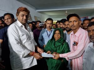 मंत्री मोहम्मद अकबर ने दो विपत्तिग्रस्त परिवारों को 8 लाख रूपए का चेक वितरण किया