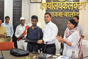  कलेक्टर जनदर्शन में मिला दृष्टिबाधित लोकेन्द्र दास को लैपटाॅप, चेहरे में आई खुशी