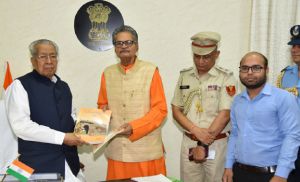 राज्यपाल से वरिष्ठ इतिहासकार आचार्य रमेंद्रनाथ मिश्र ने की सौजन्य भेंट
