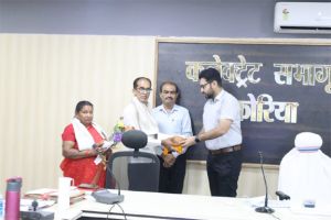 कलेक्टर ने शासकीय सेवकों के सेवानिवृत्ति पर किया सम्मान, शाल श्रीफल के साथ सौंपे पेंशन भुगतान आदेश