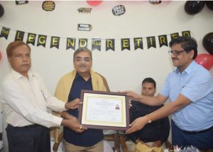 ट्रांसमिशन कंपनी के सहायक प्रबंधक एवं अनुभाग अधिकारी को दी गई भावभीनी विदाई