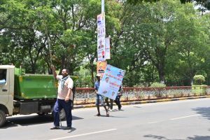 महापौर नीरज पाल ने खड़े होकर हटवाया अपना फोटो लगे हुए फ्लेक्स- होर्डिंग्स
