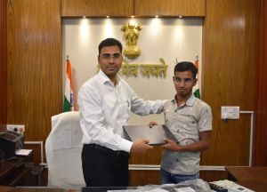  दृष्टि बाधित गजेंद्र के लिए सौगातों भरा रहा कलेक्टर जनदर्शन कार्यक्रम 