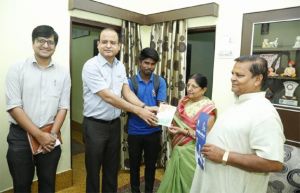 मितान बन 5500 वां कार्ड लेकर कलेक्टर श्री तारन प्रकाश सिन्हा पहुंचे हितग्राही के घर