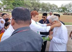 मुख्यमंत्री भूपेश बघेल का कवर्धा हेलीपेड पर आत्मीय स्वागत मुख्यमंत्री भूपेश बघेल का कवर्धा हेलीपेड पर आत्मीय स्वागत