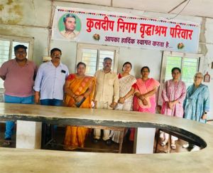 अजय त्रिपाठी की पुण्यतिथि पर वृद्धाश्रम में भोजन                
