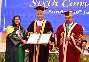  हिदायतुल्लाह नेशनल लॉ यूनिवर्सिटी के दीक्षांत समारोह में शामिल हुए मुख्यमंत्री 