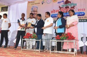  नवम अंतरराष्ट्रीय योग दिवस में नगरीय विकास मंत्री डॉ. शिव डहरिया  हुए शामिल