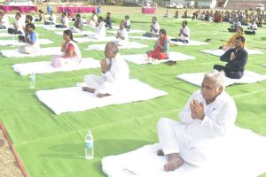  गृहमंत्री  के साथ जनप्रतिनिधियों , अधिकारियों/कर्मचारियों  और विद्याथियों ने किया योगाभ्यास    