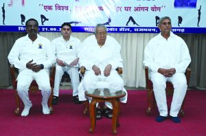 योग स्वस्थ जीवन जीने की कला - राज्यपाल श्री हरिचंदन