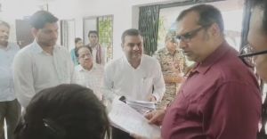 संभागायुक्त ने किया मस्तूरी के मतदान केन्द्रों का निरीक्षण