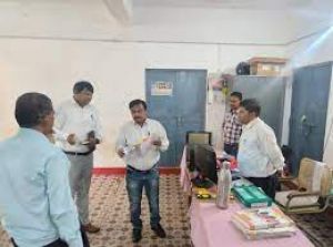 संभागायुक्त कावरे ने किया कार्यालय कलेक्टर सहित अन्य कार्यालयों का निरीक्षण