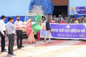 कलेक्टर ने प्लास्टिक जार की पहली खेप को हरी झण्डी दिखाकर किया रवाना