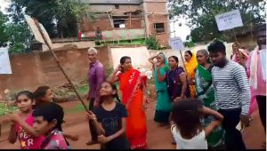  शराब कोचियों ने शराब न बेचने का किया वादा , निगरानी के निर्णय के साथ आंदोलन स्थगित