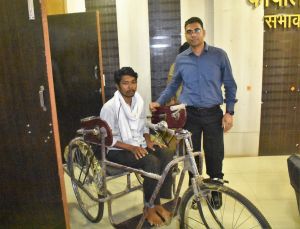कलेक्टर ने जनदर्शन में दिव्यांग रोहित को प्रदान किया ट्रायसायकल