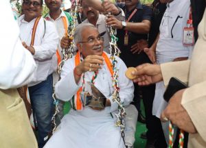  मुख्यमंत्री का हसौद के प्रसिद्ध पेड़े से तौलकर किया गया स्वागत