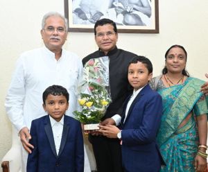मुख्यमंत्री से नवनियुक्त मंत्री मोहन मरकाम ने सपरिवार की सौजन्य मुलाकात
