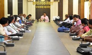  कलेक्टर ने ली स्वामी आत्मानंद विद्यालयों के प्राचार्यों की बैठक