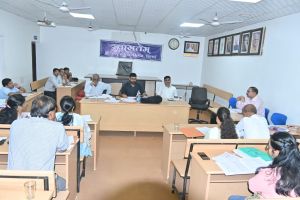  निगम आयुक्त रोहित व्यास ने विकास एवं निर्माण कार्यों की ली समीक्षा बैठक 