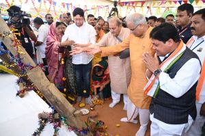 मुख्यमंत्री भूपेश बघेल नवागांव में कृषि सम्मेलन में पहुंचे