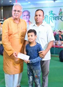*मुख्यमंत्री ने थैलेसिमिया पीड़ित मयंक गोस्वामी को इलाज के लिए दिए 20 लाख रूपए