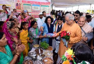 मुख्यमंत्री ने नवागांव में विभिन्न विभागीय स्टॉलों का किया निरीक्षण