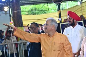 मुख्यमंत्री ने जब हथेली में भौंरा चलाकर दिखाया 