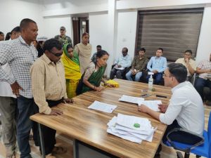 जनकपुर के ग्रामीणों ने की स्कूल मरम्मत और आंगनबाड़ी भवन की मांग