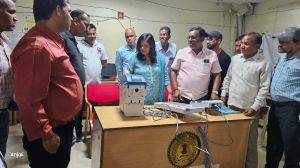 मतदाता जान रहे ईवीएम मशीन से वोटिंग के तरीक़े