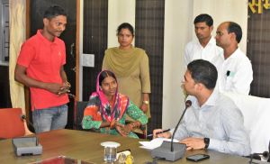 जनदर्शन में  प्राप्त आवेदनों पर त्वरित कार्रवाई करते हुए उसका समुचित निराकरण सुनिश्चित करें: कलेक्टर 