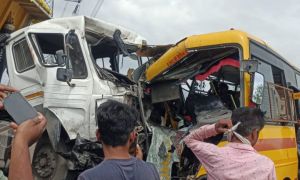  स्कूल बस और ट्रेलर में जबरदस्त भिड़ंत, कई स्कूली बच्चे घायल 