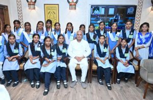 मुख्यमंत्री से देवादा के स्वामी आत्मानंद विद्यालय के विद्यार्थियों ने की मुलाकात