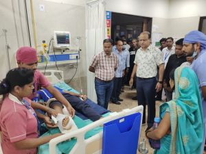  घरघोड़ा में स्कूली बस को ट्रक ने मारी टक्कर, कलेक्टर ने तत्काल शुरू कराया बचाव कार्य