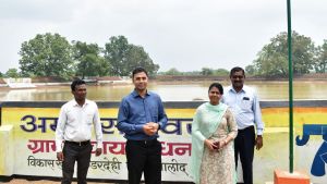  कलेक्टर ने किया धनगांव में अमृत सरोवर कार्य का निरीक्षण 